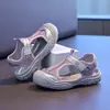 Sandálias Infantis 2026 Verão Novas Leves Sapatos Infantis para Crianças Maiores com Velcro Fechadas na Ponta Sandálias Esportivas