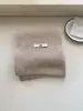 Conjunto de Dos Piezas de Bufanda y Guantes para Mujer Invierno 2025 Nuevo Blanco Tejido de Lana Engrosado Bufanda Versátil Cálida para Ropa de Trabajo