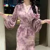 Atuendo suave y elegante para una cita, un hermoso vestido morado que ciñe la cintura con un efecto degradado, un vestido de nicho