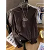 Camiseta feminina de manga comprida, gola redonda, ombro normal, 100% algodão, nova moda 2026, top estiloso na cor café, camiseta básica para o outono