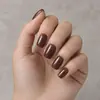 Novos designs de nail art: Unhas postiças quadradas curtas, cor sólida, marrom retrô, versáteis, para outono/inverno europeu e americano, atacado