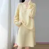 Conjunto de duas peças de tricô de lã pura para mulheres, novo conjunto de duas peças de saia longa com bordado vazado e gola V para outono e inverno