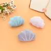 Muñeca de Peluche con Forma de Concha de Dibujos Animados Broche DIY Llavero Colgante para Bolso Accesorios de Decoración para Ropa Zapatos Calcetines