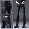 Jeans negros puros de alta gama Hong Kong 2026, elásticos, corte slim para hombre, pantalones casuales versátiles estilo coreano
