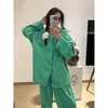 Conjunto de pijama listrado plus size, de corte solto, para mulheres, com mangas compridas e calças compridas, adequado para primavera e outono, e pode ser usado como roupa de casa ou roupa externa.