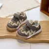Novos Tênis Esportivos de Outono para Meninos e Meninas, Sapatos de Caminhada Leves e Modernos, Sapatos Casuais Antiderrapantes e Anti-Impacto para Crianças ao Ar Livre