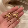 Pendientes Artesanales Martillados de Plata de Ley 925 de Lujo Ligero Cepillado Italiano con Lazo para Mujer, Pendientes de Aguja de Plata de Diseño de Nicho