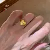 O Mesmo Estilo do Anel de Coração Estrela de Oito Pontas Escovado Cor de Ouro de Areia com Cravação de Diamantes da Loja Puzuo Gold, Anel de Dedo Indicador de Alta Qualidade, Requintado e Luxuoso