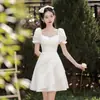 Vestido Blanco de Compromiso con un Estilo Francés de Alta Gama, Adecuado para el Registro, Talla Petite, con Mangas Volantes y Mangas Abullonadas