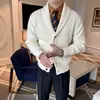 Cardigan de cuello verde de alta gama para otoño e invierno, suéter ligero de negocios de ajuste slim retro británico para hombre, abrigo suéter popular para hombre