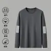 Camiseta masculina de manga longa gola redonda, cor sólida versátil, corte solto, para primavera e outono, top casual moderno