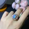 Anel de Opala Multicolor Natural Prata S925 Anel Feminino Incrustado com Cor de Fogo e Design Ajustável, Fornecimento Direto Atacado de Fábrica