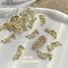 Nueva manicura tridimensional roja en línea galvanoplastia estilo chino vintage Dragón Dorado metal para uñas postizas joyería para uñas al por mayor