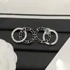 Brincos Réplica Chanel Modelo Novo 2025 com Logo, Metade Couro Preto, Metade Diamante, Design Duplo C, Brincos Vintage de Alto Padrão com Pino Prateado para Mulheres Venda por Atacado
