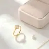 Anel de titânio e aço de luxo leve com trevo de quatro folhas e diamantes para mulheres, anel de falange floral da moda, moderno e que não desbota
