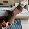 Saia midi preta plissada elástica de inverno e outono para mulheres, com forro de fleece, versátil, justa, estilo sereia
