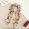 Lenço Quadrado com Delicado Padrão Floral Estilo Francês, Lenço Decorativo Leve e Respirável, Acessório com Atmosfera de Primavera e Verão, Dupla Utilização para Cabelo e Bolsa