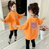 Nova Camiseta de Algodão de Manga Longa para Meninas Primavera/Outono, Blusa Casual Solta com Desenho para Crianças de Média/Maior Idade, Camiseta Básica de Gola Redonda Infantil