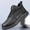 Nuevos zapatos casuales de cuero para hombre otoño e invierno 2026, botines cortos hechos a mano hasta la pantorrilla, zapatos de algodón cálidos con forro de felpa para hombre