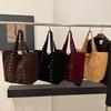 Bolsa Transfronteiriça Feminina Nova Nicho Retrô Rebite Hottie Bolsa Tote de Ombro para o Dia a Dia Grande Capacidade Bolsa de Braço Suede