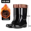 Resistentes al olor, cálidas y antideslizantes, estas botas de lluvia de color sólido con forro de polar son altas, gruesas, impermeables y duraderas, lo que las convierte en una opción elegante para hombres.
