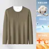 Camiseta masculina de manga longa 50S de algodão mercerizado com gola Henley, apresentando um design falso de duas peças, estilo simples, adequada para primavera e outono, corte casual e solto, ideal como camada base.