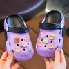 Los nuevos zuecos de verano de EVA, de dos tonos, lindos y con dibujos animados, para niños y niñas, son antideslizantes, duraderos y transpirables para uso en casa.