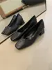 Sapatos Ol de Couro Macio para Trabalho e Comutação Outono 2025 Novo Bico Quadrado Simples Salto Grosso Baixo Sapatos de Vovó Flats