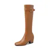 Botas finas de moda estilo britânico de 6cm, novo modelo outono e inverno 2026, bico quadrado, salto grosso, botas de cano alto acima do joelho, botas de montaria femininas