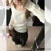Camiseta Básica Confortável com Gola U e Manga Longa Feminina Primavera e Outono Novo Estilo Coreano Temperamento Afina a Cintura Emagrecedor Casual Malha Top