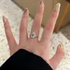 Anillo brillante con forma de ramo de diamantes con una piedra ovalada grande, diseño de nicho de lujo ligero para mujer, sensación de alta gama, estilo Ins, anillo abierto ajustable