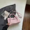 Bolsa Quadrada Pequena Casual da Moda 2026 Verão Nova Bolsa de Ombro com Textura Vintage Bolsa de Mão Lisa Elegante de Alto Valor