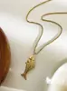 Novo pingente de aço inoxidável com elemento de peixe pequeno para mulheres, design de moda, personalidade simples, tendência, colar versátil para o dia a dia, mulheres