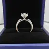 Plata de Ley S925 Producto Nuevo 1 Quilate Moissanita Estilo de Corte Anillo de Boda Imitación para Mujer Venta al por Mayor Transmisión en Vivo Entrega Directa de Fábrica