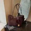 Colección de otoño 2026 transfronteriza: bolsas elegantes y de gran capacidad, perfectas para el trabajo y los desplazamientos, incluyendo bolsos de hombro y bolsos tote retro de moda
