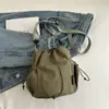 Bolso de cubo con cordón de diseño de nicho estilo japonés, bolso cruzado versátil de nailon casual para deportes al aire libre al por mayor