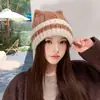 Chapéu de tricô estilo coreano com orelhas de gato para outono e inverno para mulheres, faz o rosto parecer menor, mantém aquecido, protege as orelhas, gorro listrado versátil, estiloso e atmosférico