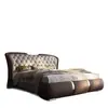 Cama matrimonial de cuero de lujo con diseño de cabecero suave, adecuada para dormitorio principal, cama de bodas, ribete metálico, simple y elegante para uso doméstico