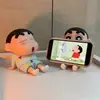 Soporte para teléfono Crayon Shin-chan, un soporte para teléfono lindo y práctico para gente perezosa, un encantador adorno de escritorio, un modelo de figura y un regalo de moda