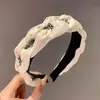 Faixa de cabelo torcida com strass preto, luxo leve e acabamento requintado, faixa de cabelo estrelada que faz o rosto parecer menor, acessório de cabelo versátil para o dia a dia