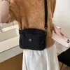 Nova bolsa de ombro casual de lona de nylon para o verão de 2026, bolsa pequena versátil e estilosa com múltiplos compartimentos