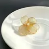 Broche de Flor de Tres Pétalos Hueco de Encaje Vintage, Pin de Lujo Ligero y Elegante, Accesorio de Nicho de Gama Alta para Trajes y Abrigos, Temporada de Bodas