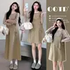 Dulce Conjunto de Maternidad Estilo Universitario: Camiseta de Manga Larga Rayada para Primavera y Otoño con Falda de Tirantes para Usar por Encima, Conjunto de Dos Piezas Adelgazante y que Cubre el Vientre