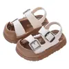 Sandálias Infantis 2025 Verão Novas Sandálias Versáteis Moda Crianças Pequenas e Médias Antiderrapante Solado Macio Para Uso Externo Sandálias de Praia para Meninas