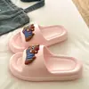 2026 Novas Chinelos Femininos Verão Macios Fofos Leves EVA Casa Interno Doméstico Squishy Frescos Chinelos