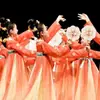 Figurinos de Performance para o Início do Verão Infantil: Um Traje de Dança Clássica para Menina no Estilo das Dinastias Han e Tang, Apresentando um Tema de uma Menina Dançando Embriagada com Borboletas na Brisa da Primavera