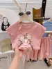 2026 Novo Estilo de Verão Camiseta Fofa de Desenho Animado de Manga Curta para Meninas Conjunto de Shorts Finos Estilo Pequeno Cheiroso para Crianças