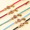 Pulseira Pequena Flor de Madeira de Pessegueiro Natural, Pulseira de Flor de Pessegueiro Tecida à Mão, Fio Vermelho para o Ano de Nascimento, Presente Elegante para Namorada ou Melhor Amiga