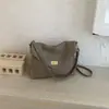 Primavera de 2026 Nova Moda Coreana Estilo Preguiçoso Fivela Bolsa de Ombro Único Sob o Braço Couro Macio Retrô Bolsa para o Dia a Dia Bolsa Transversal Feminina