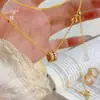 El Mismo Estilo que el Anillo Rose Brillante con Tachuelas de Diamantes Color Arena Dorada de la Tienda Puzuo Gold con Corindón Rojo y Tres Capas de Anillos Completamente Diamantados para el Dedo Índice de Mujer